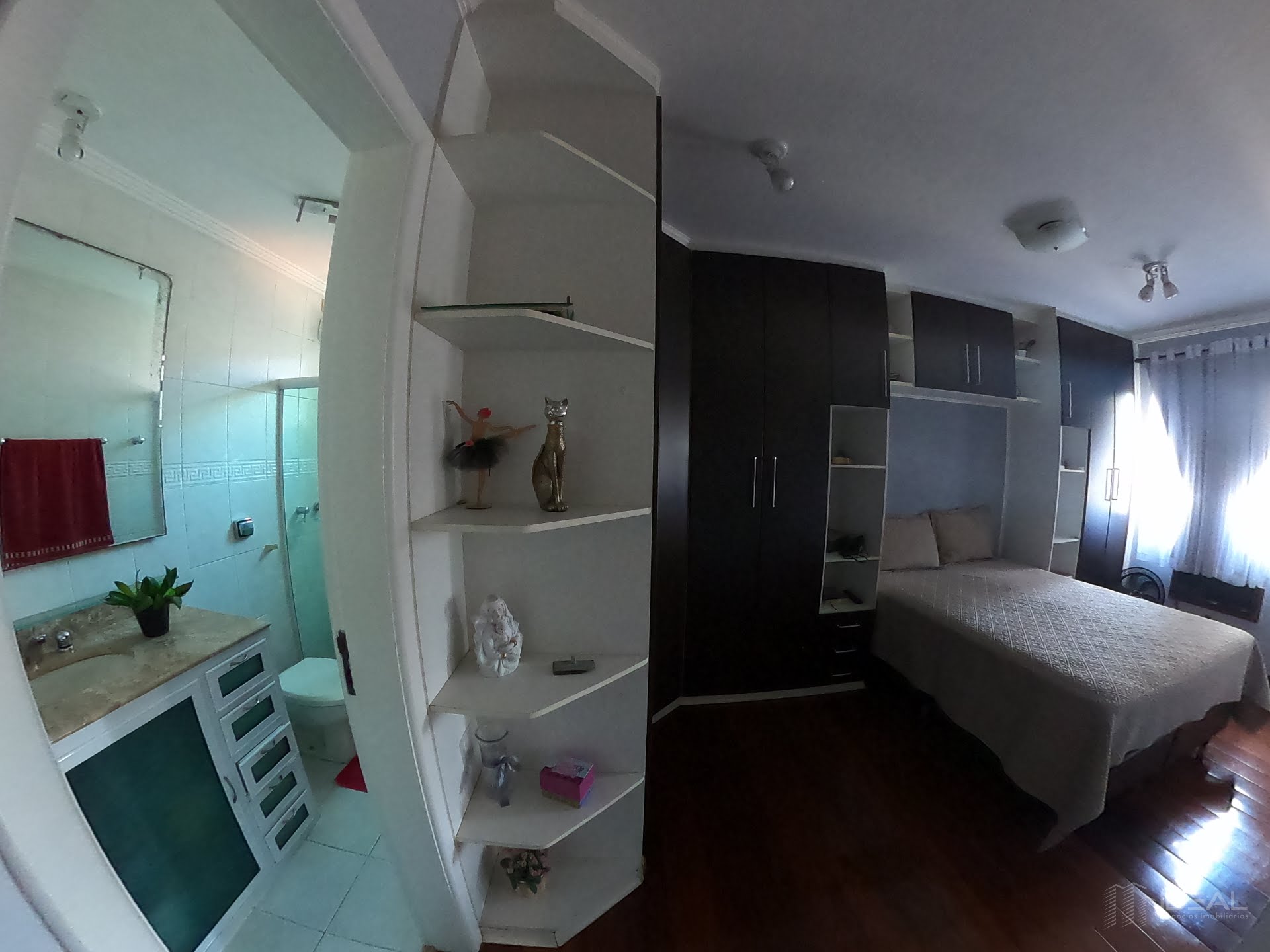 Apartamento com três quartos à venda no Centro de Campos dos Goytacazes, RJ. 