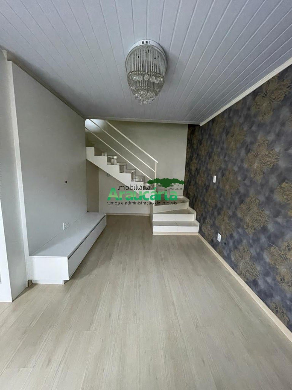 Sala com painel de TV