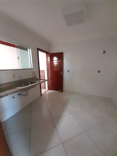 Encante-se com esta excelente casa à venda no Village Rio das Ostras, em Rio das Ostras, perfeita para quem busca conforto, praticidade e um ótimo custo-benefício. Com 87m² de área útil, o imóvel ofer