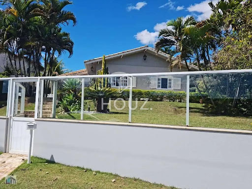 Fachada com jardim
