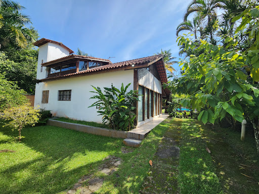 Casa com piscina em terreno de 565m2 em área nobre no Itaguá