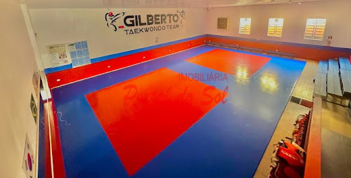 Salão com 3 portas comerciais próximo ao Colégio Rio Branco