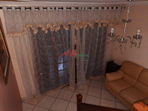 Casa debaixo: 2 dormitórios, Sala, Cozinha, Lavanderia. Banheiro  Casa de cima: Cozinha, sala de jantar, sala de TV, sala de descanso, 1 suíte, 2 dormitórios, sacada de frente e fundo e 2 banheiros. Parte de cima da casa piso de madeira.