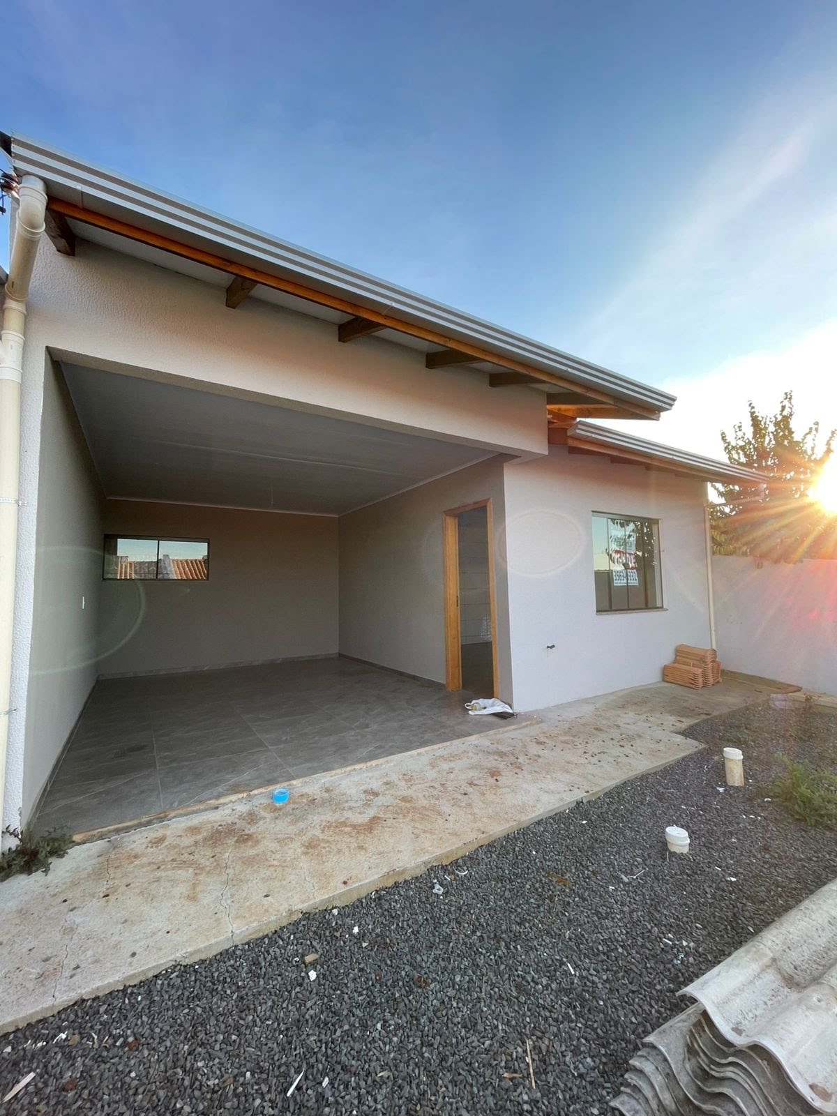 Fachada e garagem
