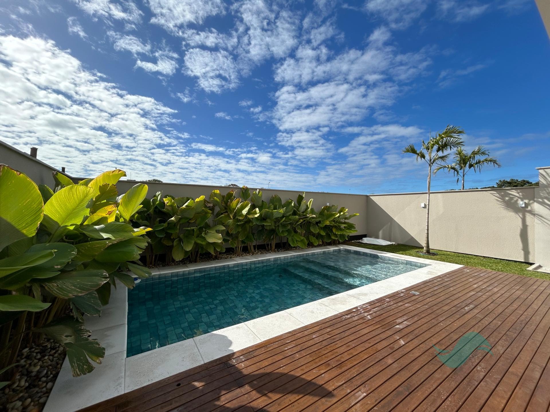 Piscina com deck de madeira na lagoa da Conceição 