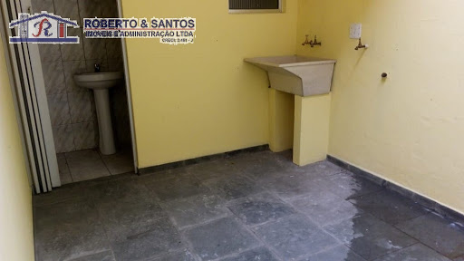 lavanderia com banheiro