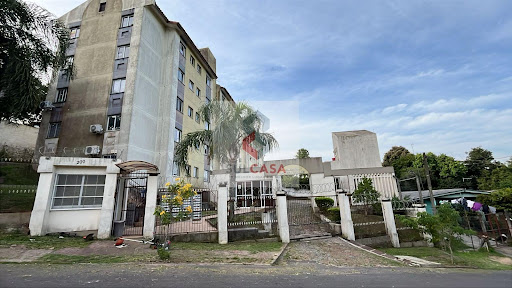 Apartamento com 2 dormitórios, porcelanato em todo o apartamento, sala, cozinha, lavanderia e vaga de garagem coberta. Salão de festas com churrasqueira.