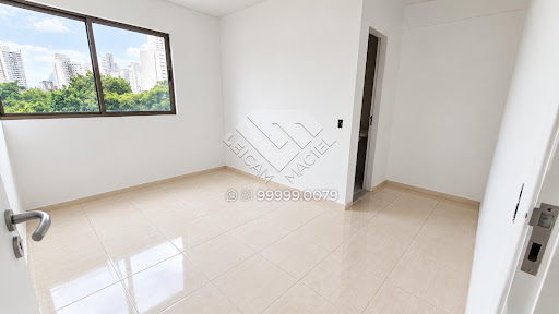 Compre apartamento à venda na Torre, edf. Saint André, com 208m², laser completo, 4 quartos todos suite, 3 vagas de garagem. Agende visita com Leicam Maciel.