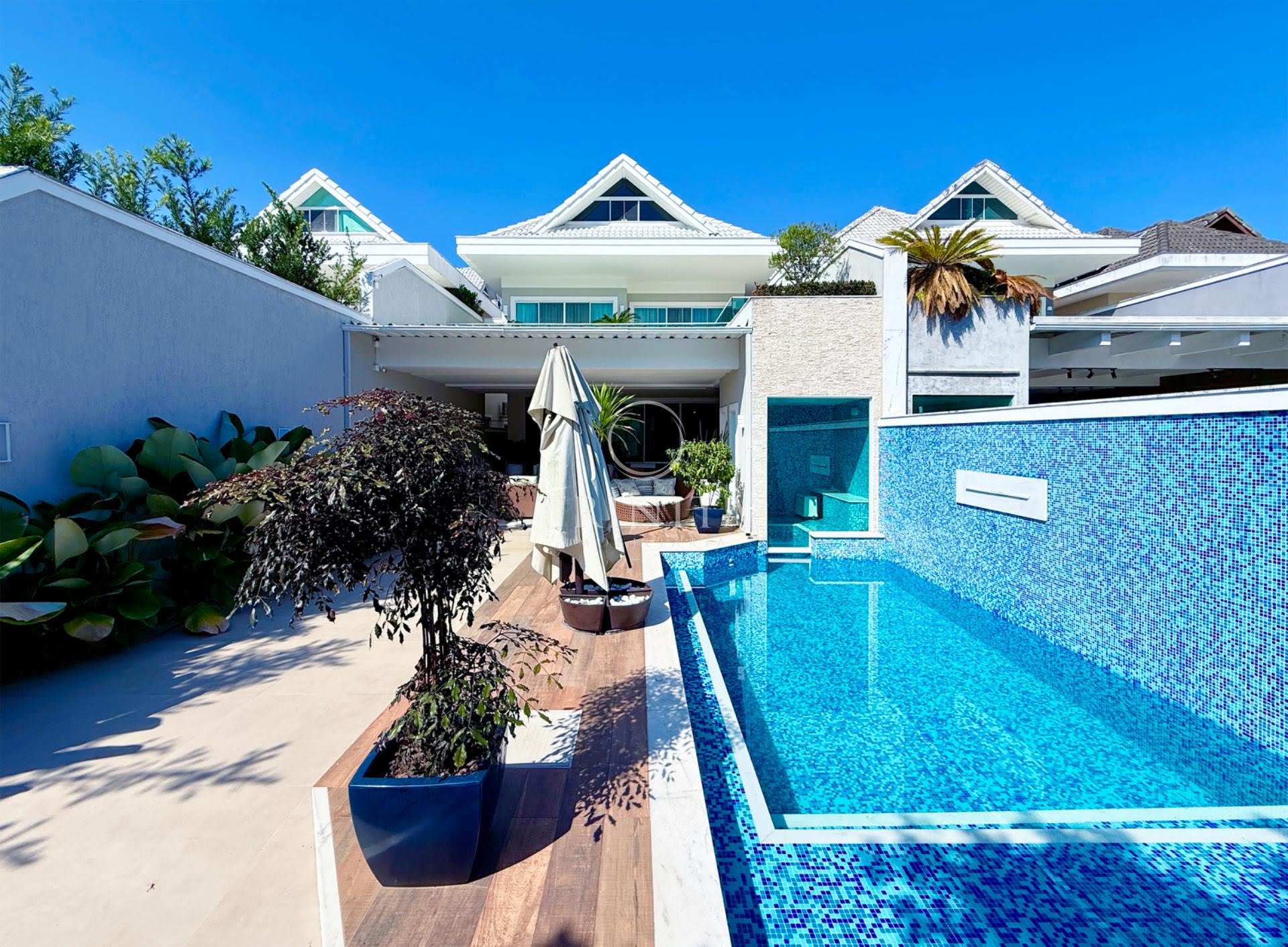 Fachada da casa à venda no condomínio Blue Houses na Barra da Tijuca