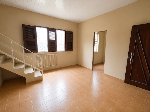 Casa Duplex para Alugar | 4 Quartos | Garagem para 4 Carros | Quintal | Excelente Localização em Fortaleza