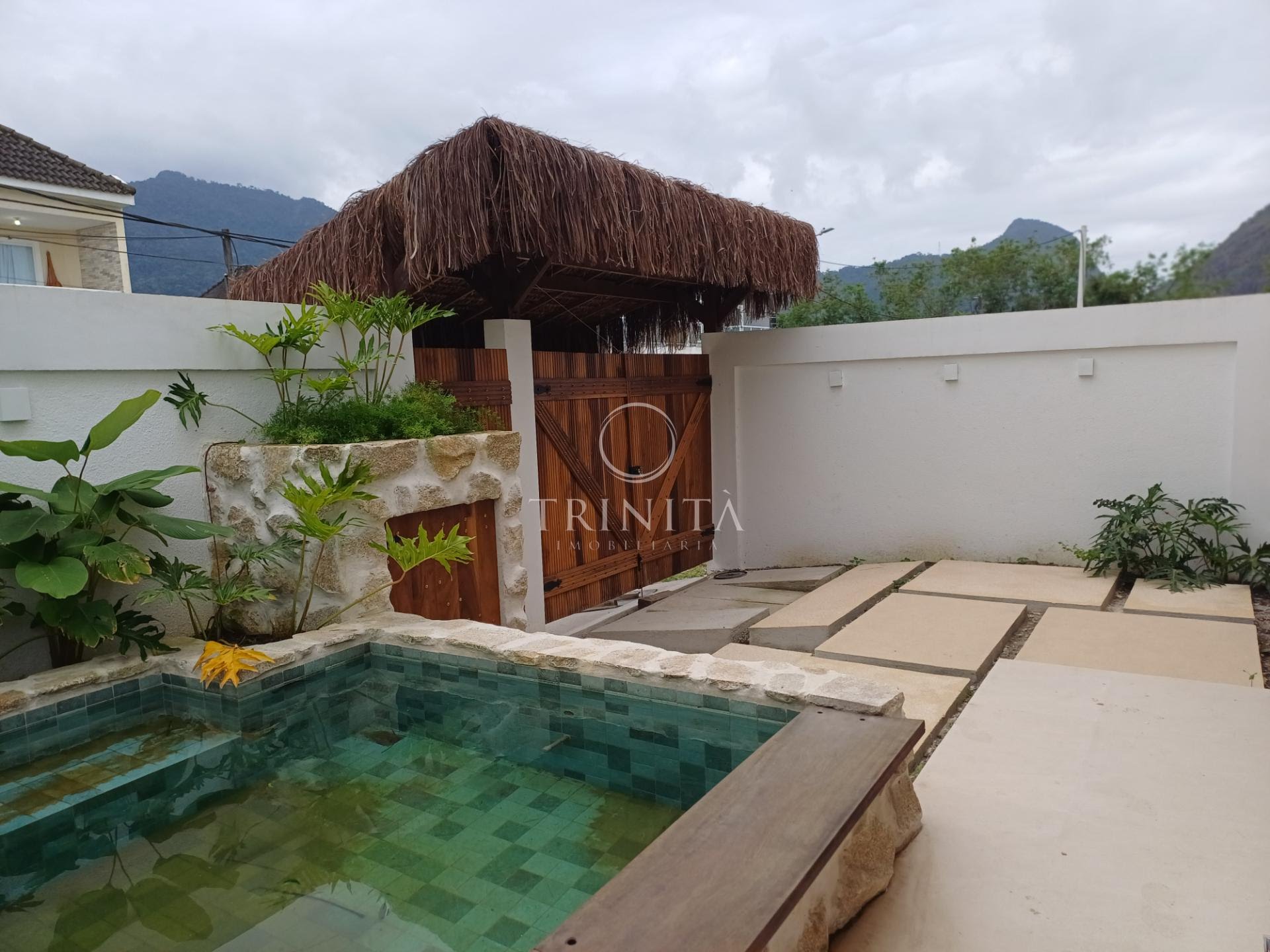 Piscina e garagem