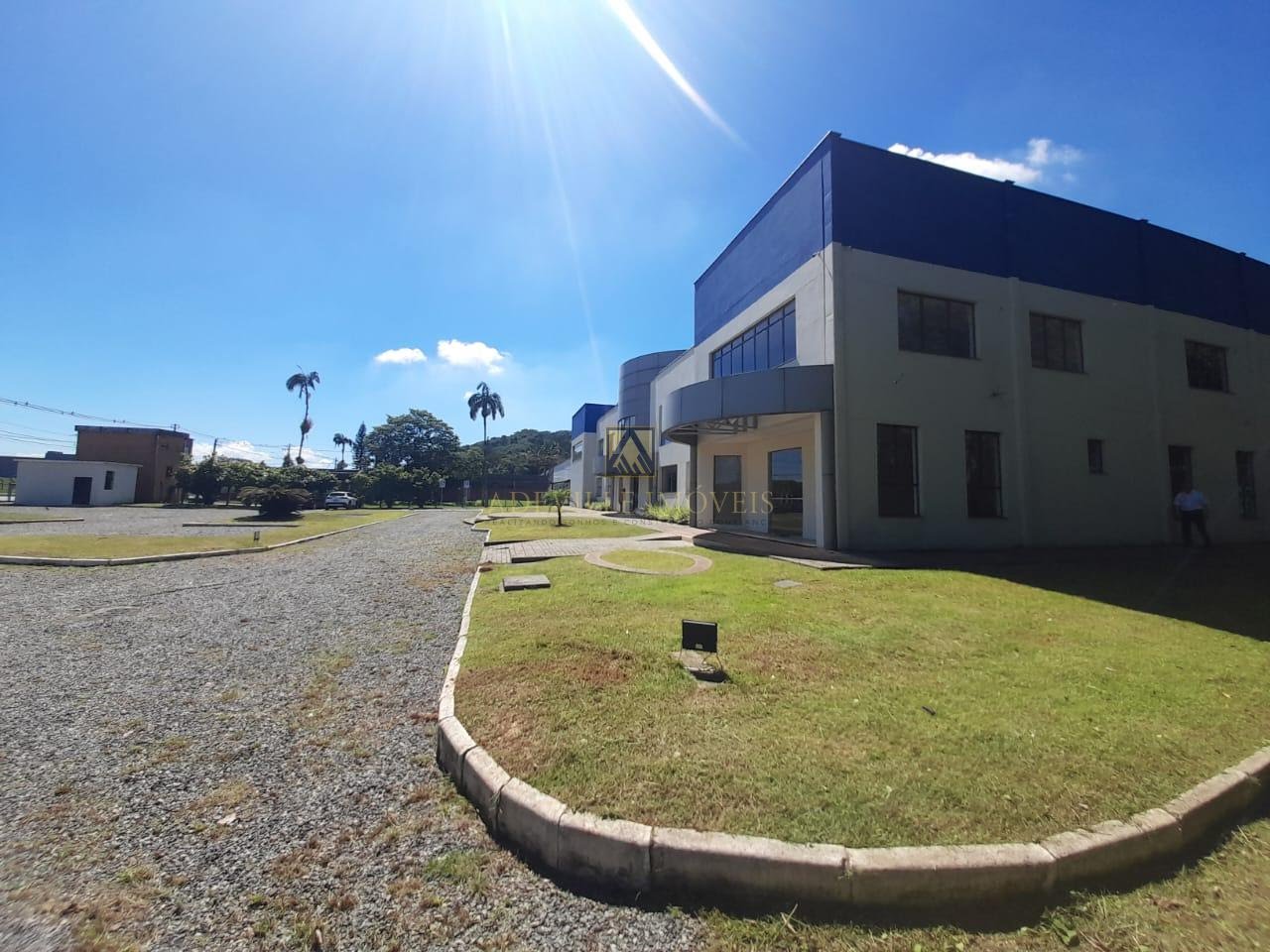 fachada com estacionamento