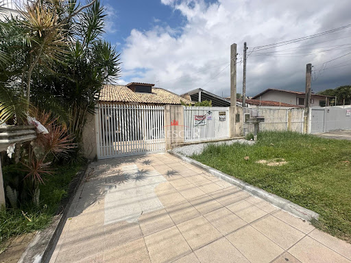 Casa com amplo terraço e 3 quartos em Caiobá