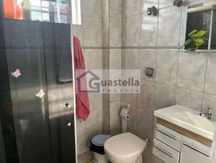 Banheiro com box e pia com gabinete