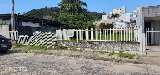 Terreno em Centro  -  Araranguá 12,00m de frente, por 28,72m no lado esquerdo e 30,85m no lado direito 
