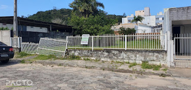Terreno em Centro  -  Araranguá 12,00m de frente, por 28,72m no lado esquerdo e 30,85m no lado direito 
