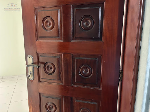 Porta de madeira de lei na entrada