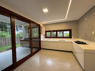 Casa 4 Suítes à Venda em Arraial d'Ajuda, 230m² – R$2,6Mi