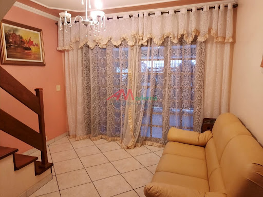 Casa debaixo: 2 dormitórios, Sala, Cozinha, Lavanderia. Banheiro  Casa de cima: Cozinha, sala de jantar, sala de TV, sala de descanso, 1 suíte, 2 dormitórios, sacada de frente e fundo e 2 banheiros. Parte de cima da casa piso de madeira.
