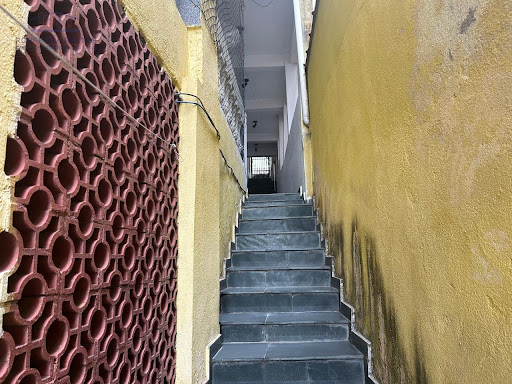 Escadas de acesso a casa do meio e baixos