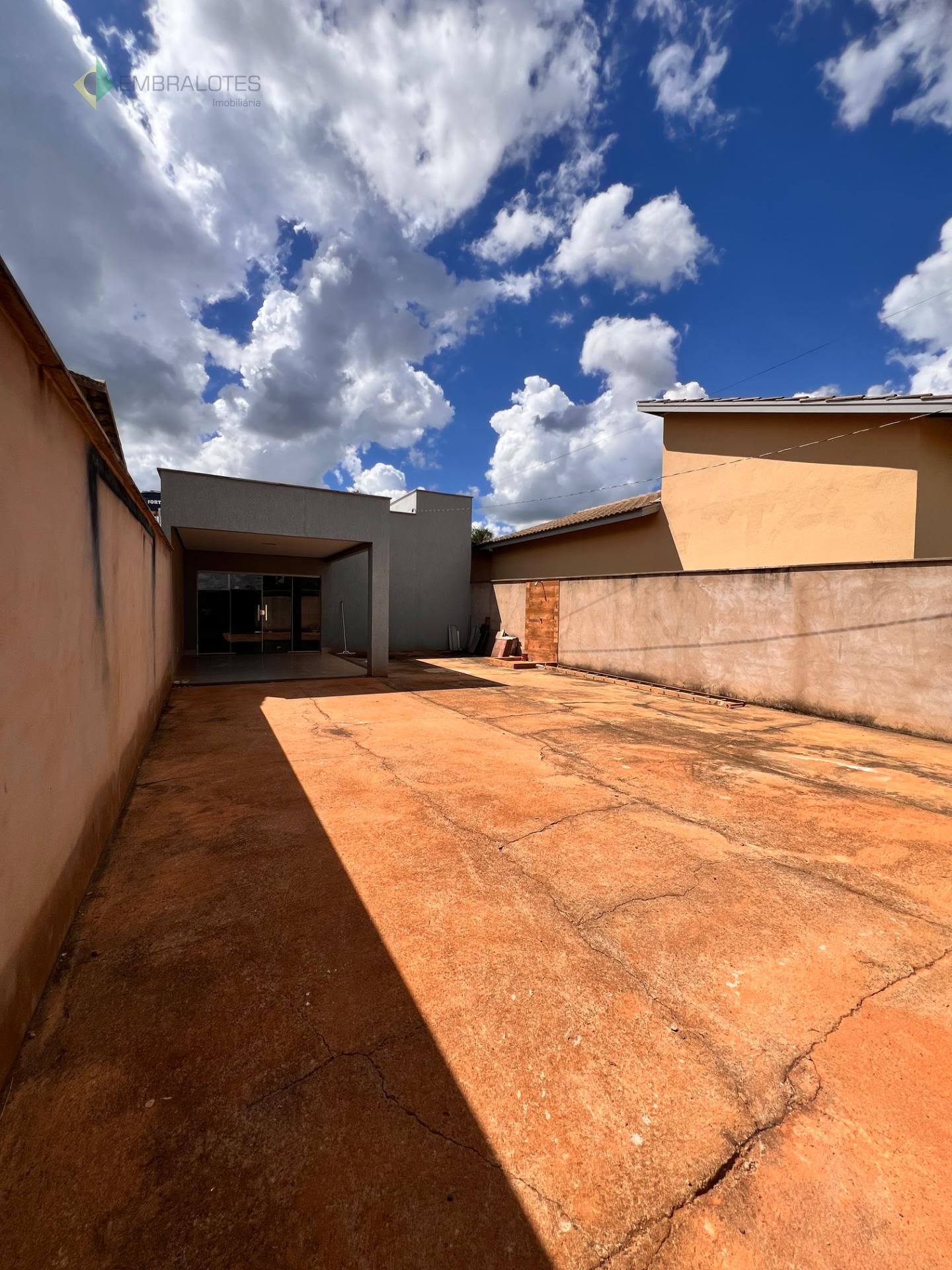 Garagem e quintal com ducha