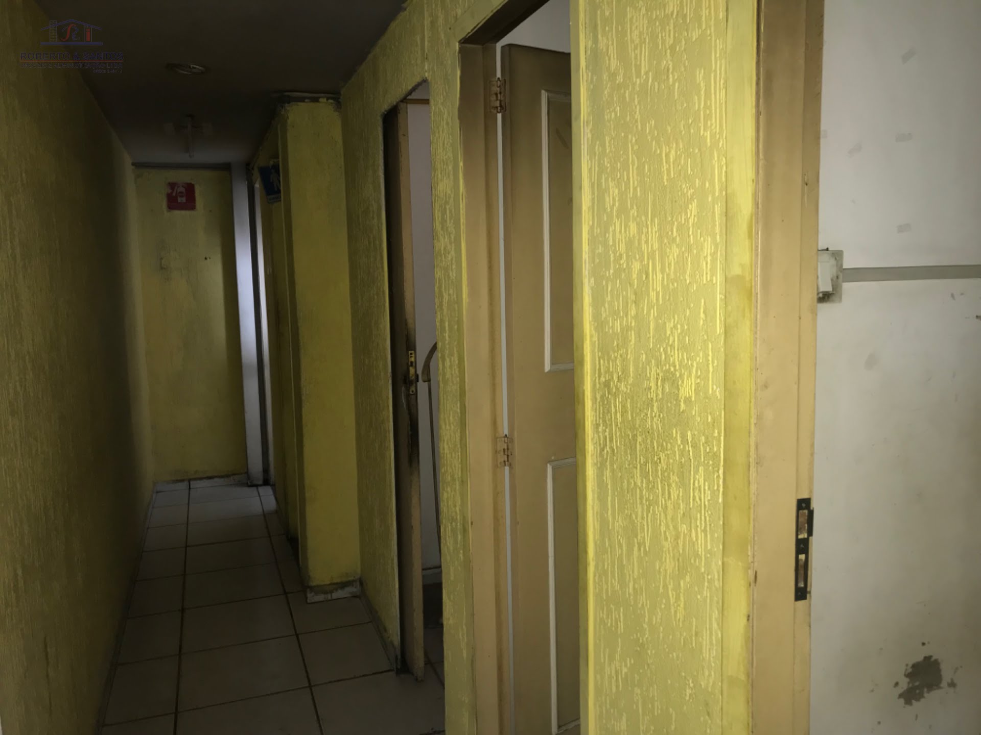 Corredor dos fundos do salão 