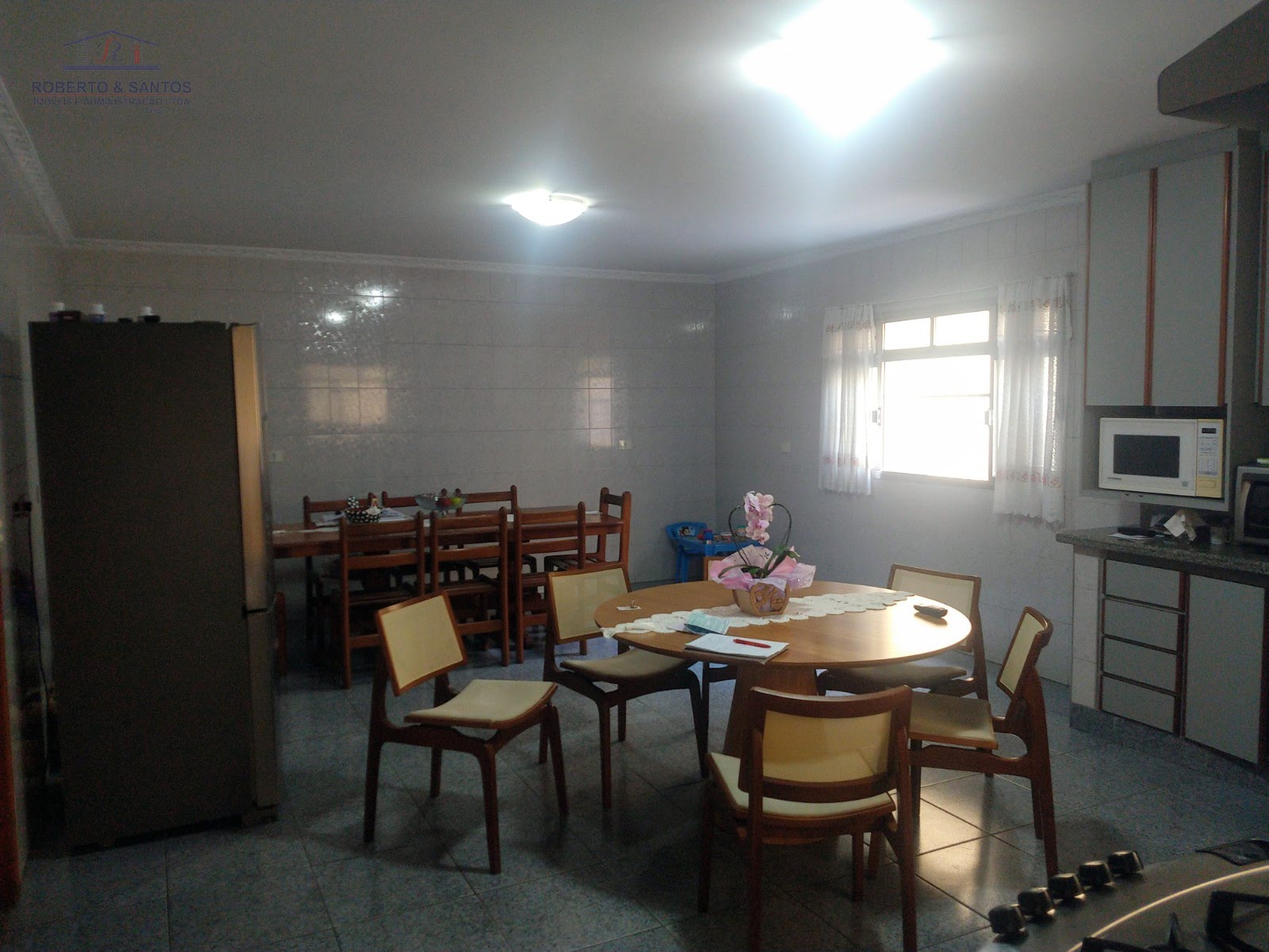 Ao fundo sala de jantar