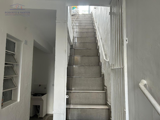 Escadas vista da porta da casa