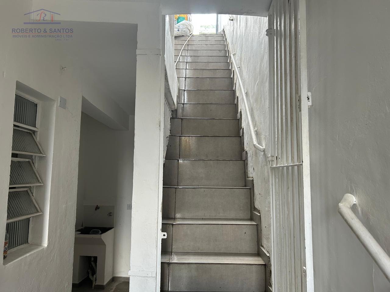 Escadas vista da porta da casa