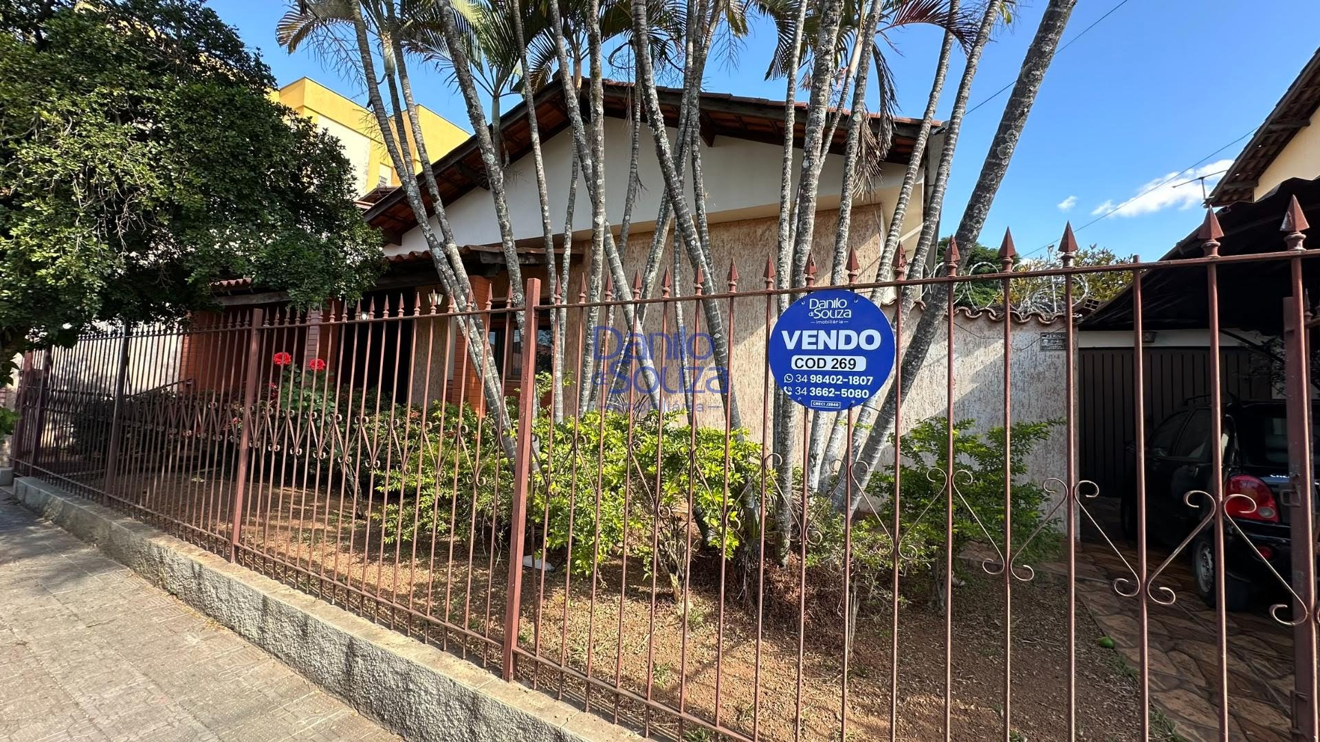 Casa à venda com 4 quartos, 1 banheiro, 1 vaga e 480m² no Centro, Araxá — foto principal