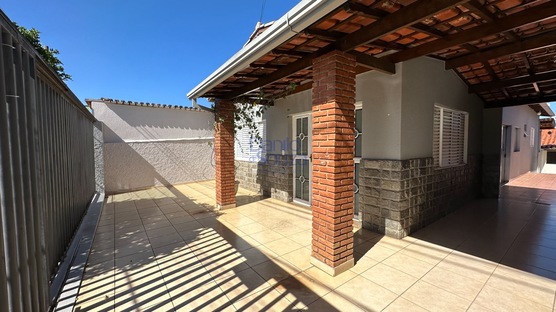 Casa à venda com 3 quartos, 1 suíte, 4 vagas e 300m² no Alvorada, Araxá (MG) — foto 2 de 25