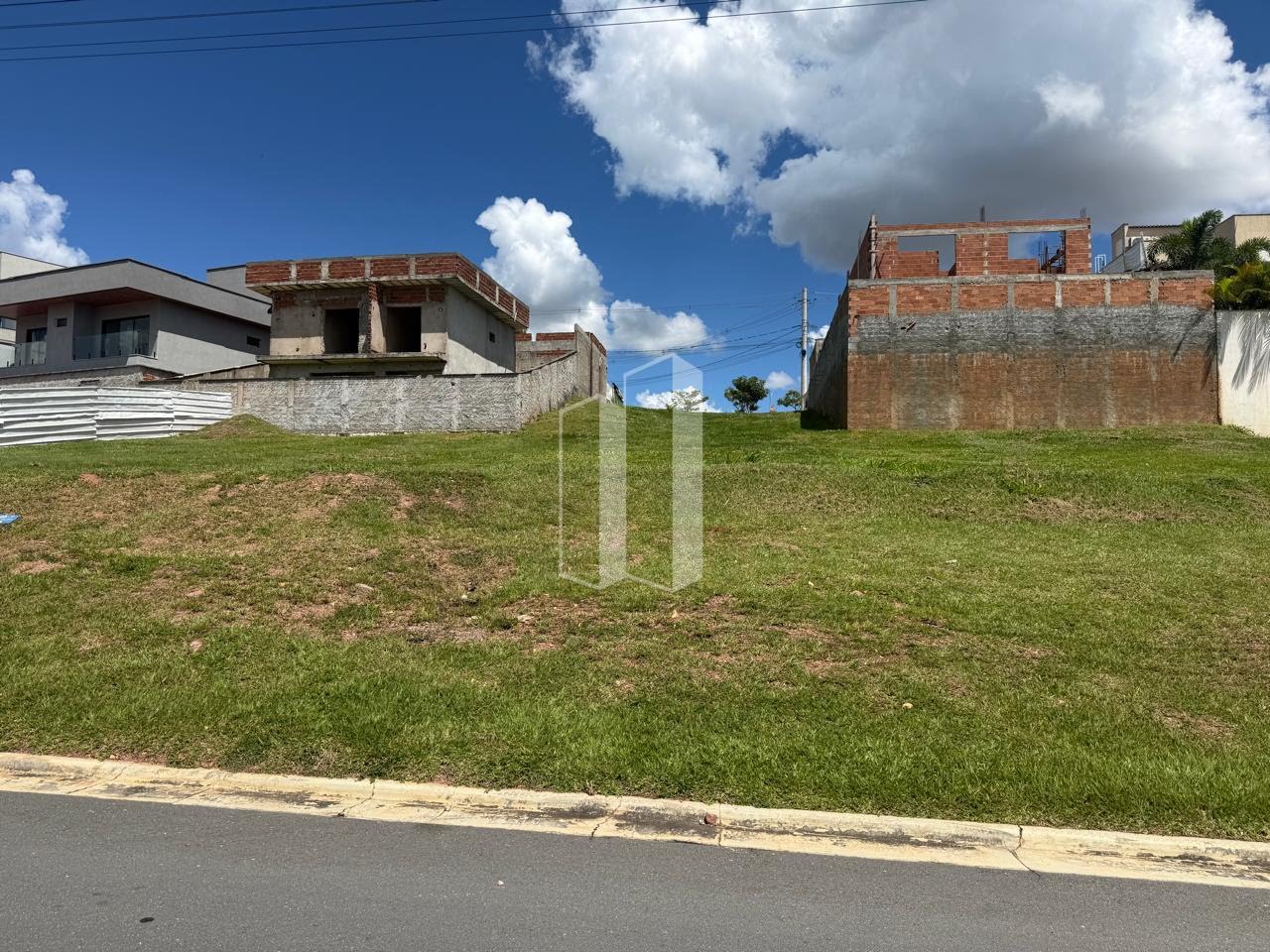 Terreno à venda com 300m² de terreno no Jardins Barcelona, Senador Canedo — foto principal