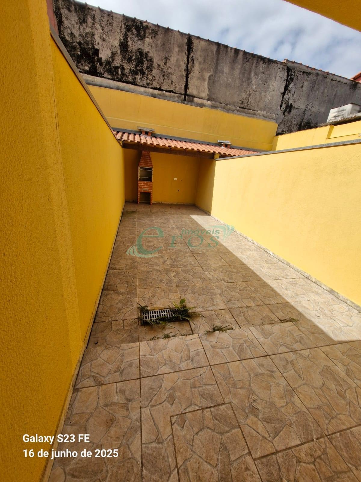 QUINTAL COM  AREA DE CHURRASQUEIRA