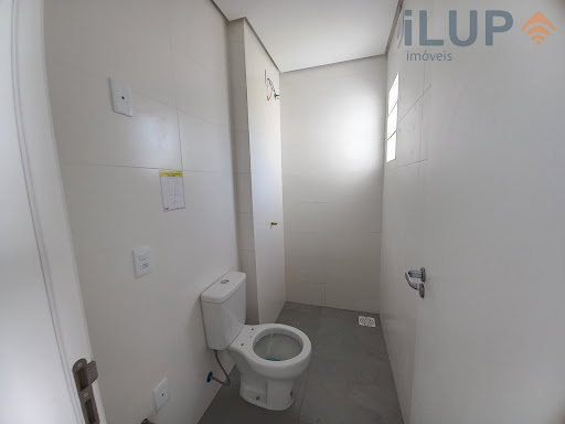 Apartamento novo, térreo com pátio em ótima localização. 