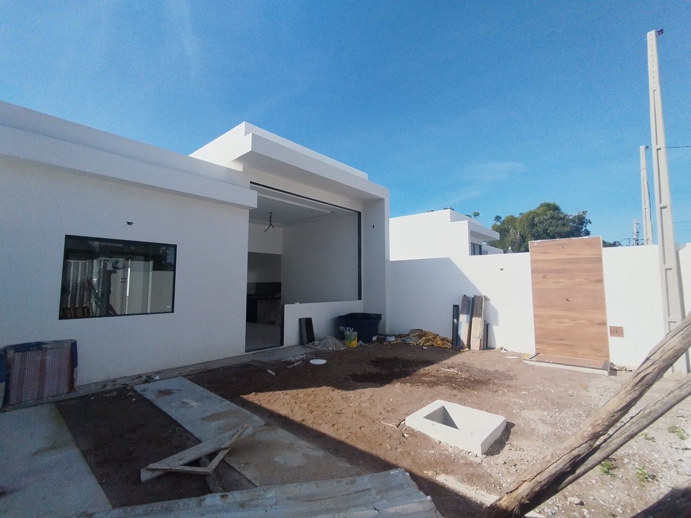 Casa à venda com 3 quartos, 1 suíte, 2 vagas e 200m² no Extensão do Bosque, Rio das Ostras (RJ) — foto 2 de 8