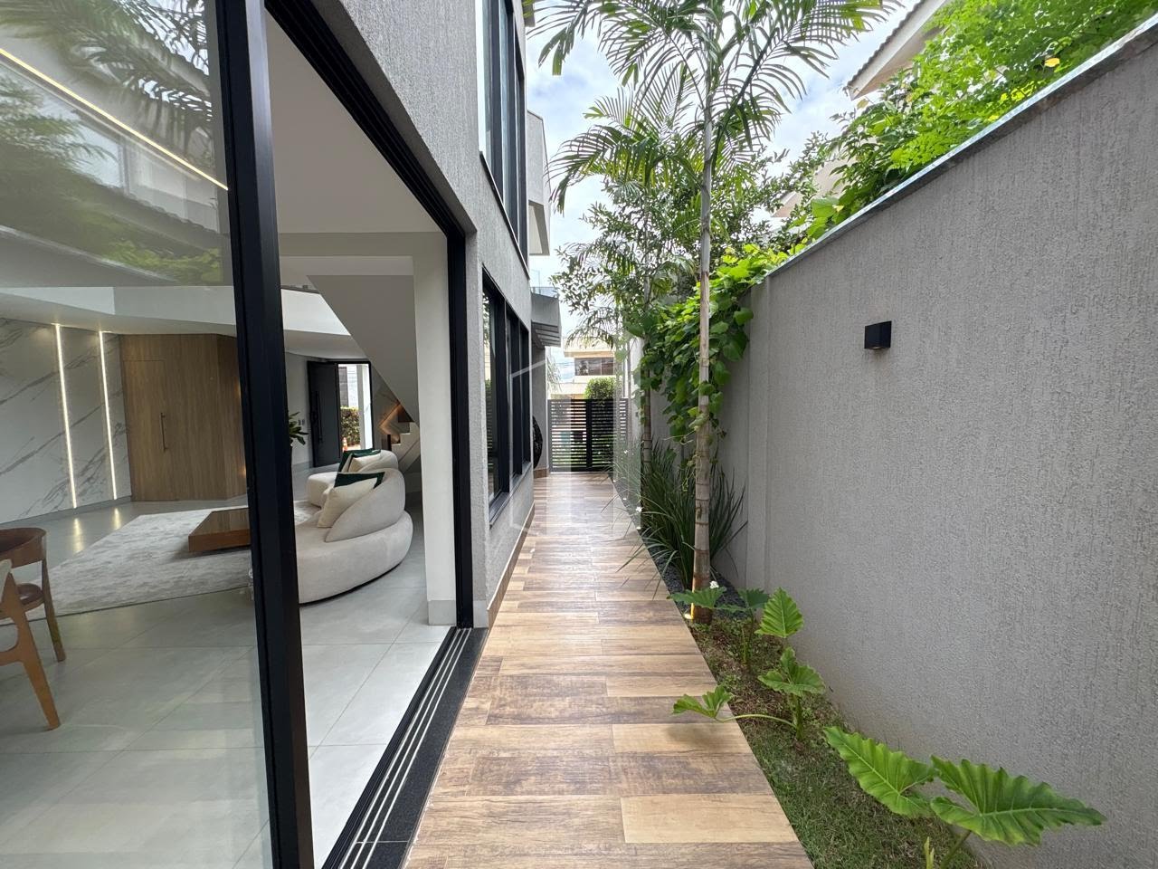 Casa à venda com 3 quartos, 3 suítes, 4 vagas e 286m² no Jardins Madri, Goiânia (GO) — foto 16 de 30