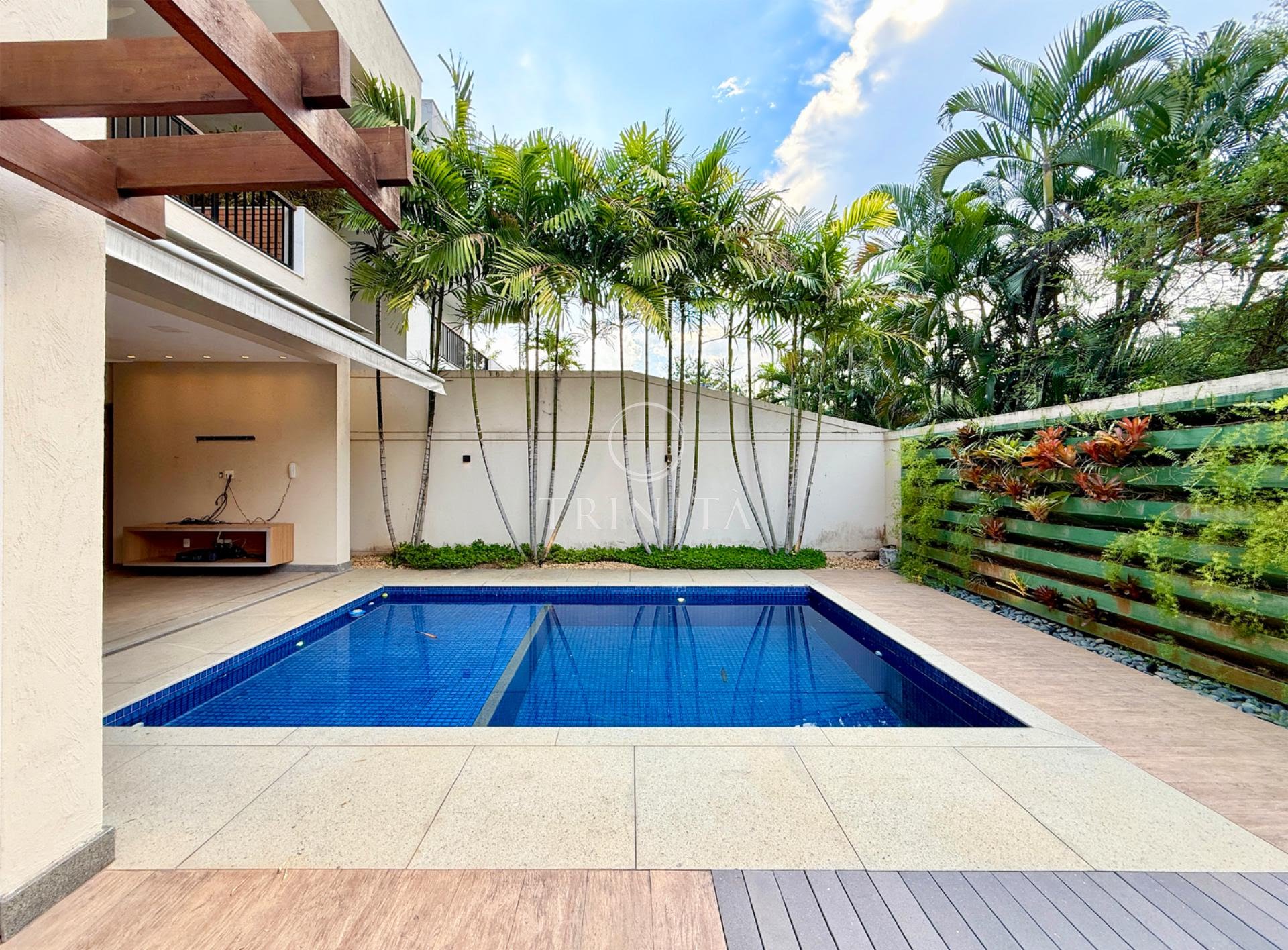 Piscina da casa à venda no condomínio Interlagos de Itaúna