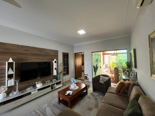 Completa com planejados, piscina e energia solar