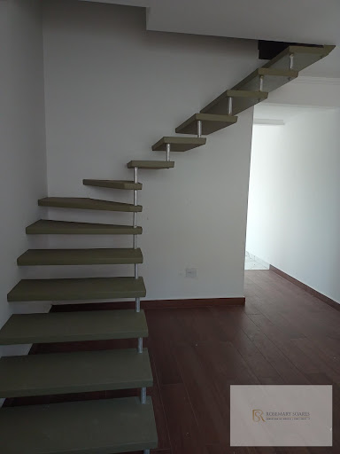 Escada sala de estar acesso 1º Andar