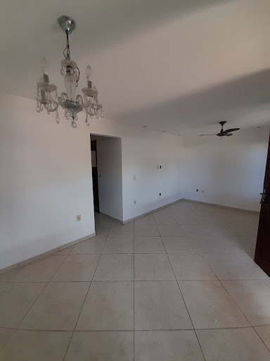 Encante-se com esta excelente casa à venda no Village Rio das Ostras, em Rio das Ostras, perfeita para quem busca conforto, praticidade e um ótimo custo-benefício. Com 87m² de área útil, o imóvel ofer