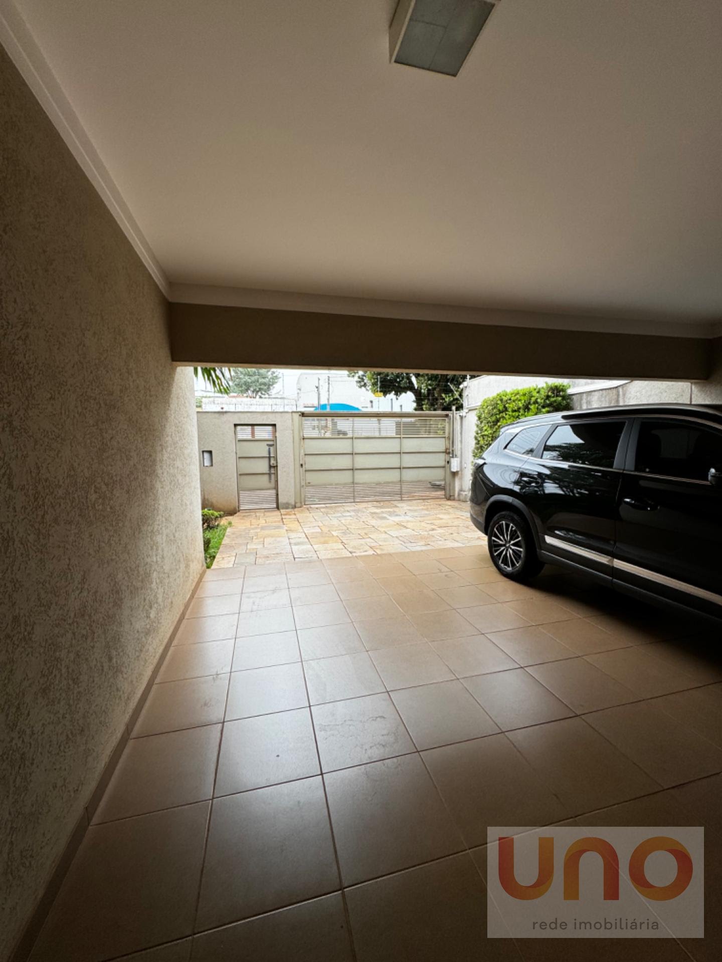 Garagem coberta para 2 carros