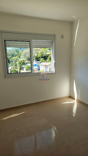 Dormitório do apartamento de 2 quartos, com boa iluminação e ventilação.
