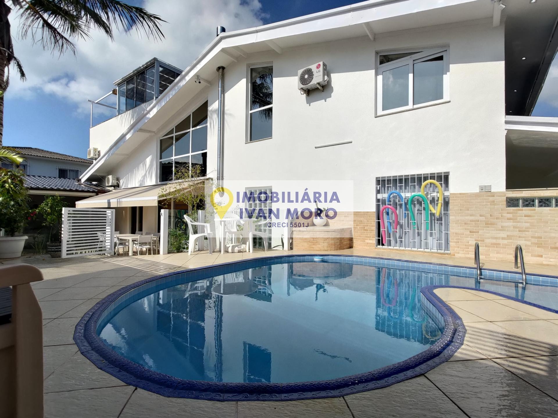 Casa para alugar com 5 quartos, 4 banheiros e 1 vaga no Daniela, Florianópolis — foto principal