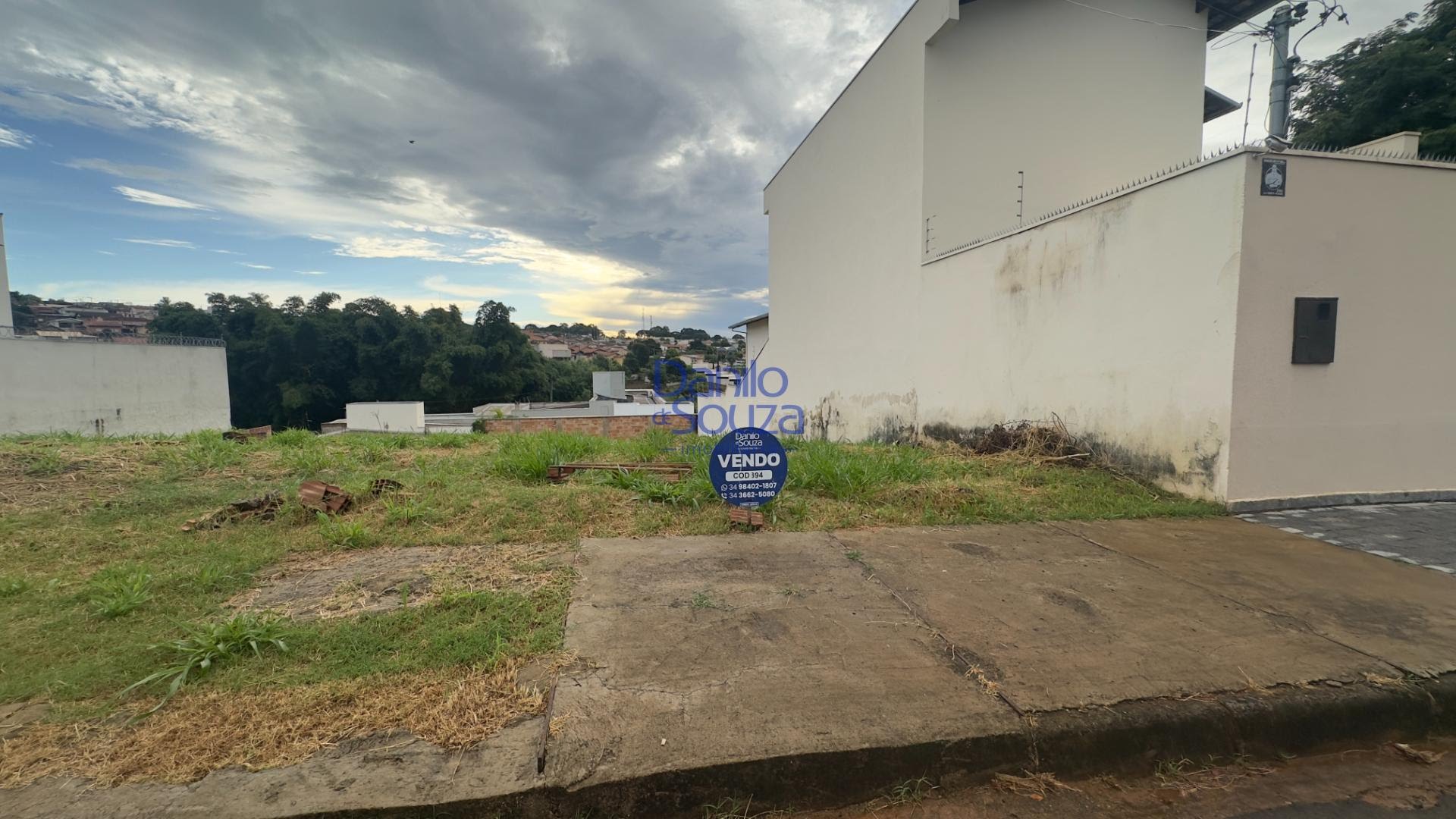 Terreno à venda com 360m² de terreno no Jardim Cecília, Araxá — foto principal