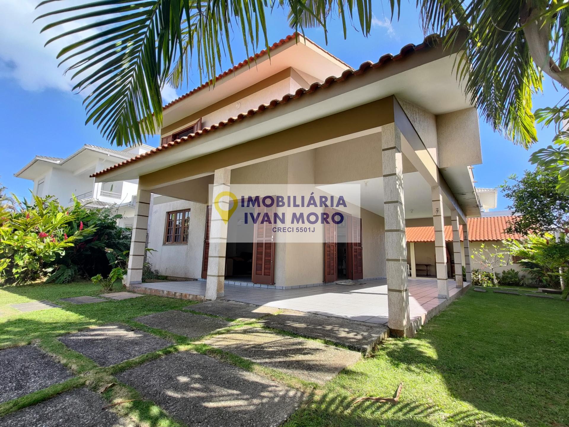 Casa para alugar com 3 quartos, 4 banheiros e 3 vagas no Daniela, Florianópolis — foto principal