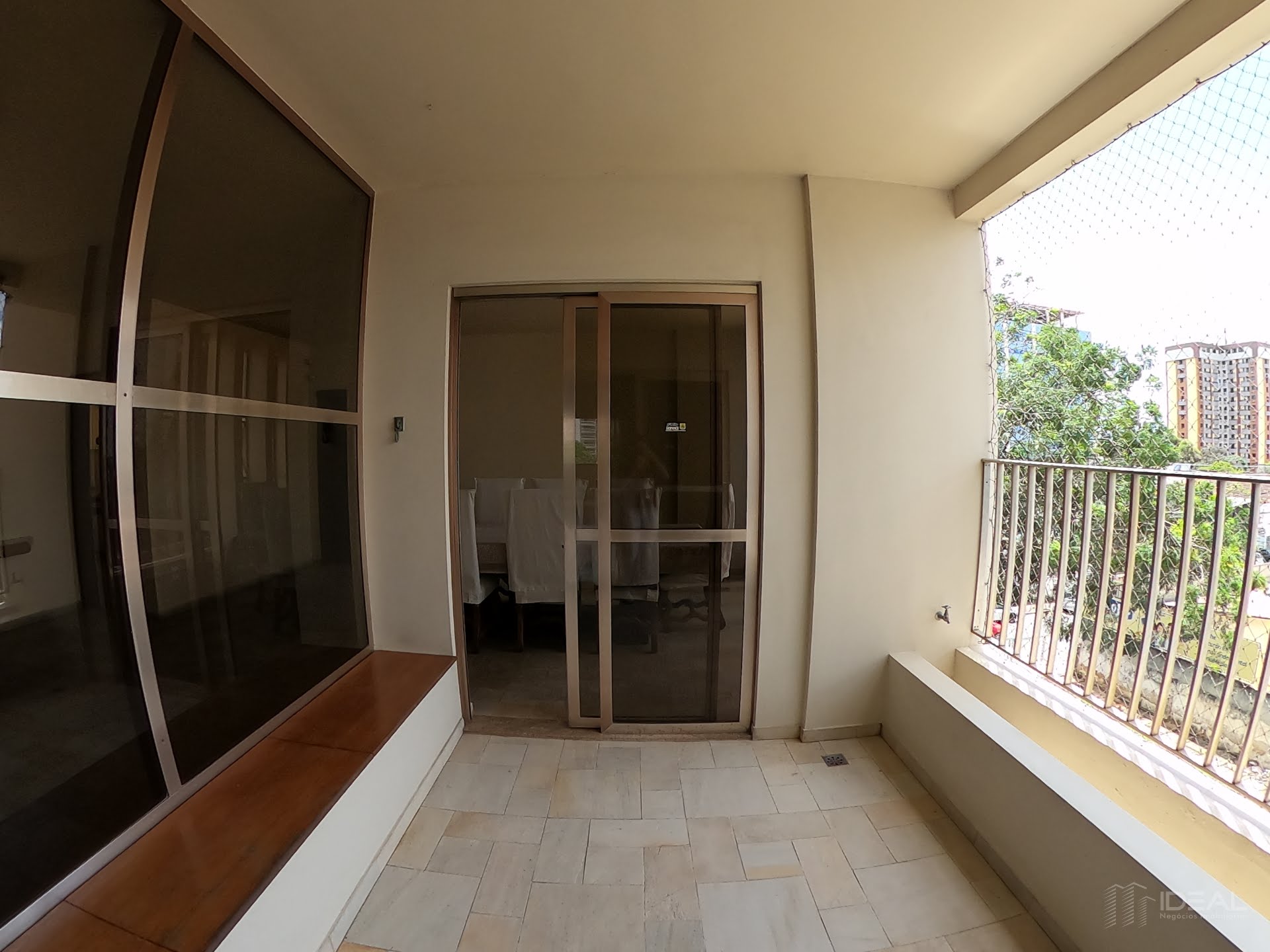 Apartamento à venda com 4 quartos próximo ao CENSA no Centro de Campos dos Goytacazes, RJ.