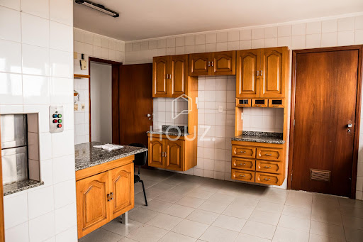 Cozinha com armários em madeira maciça