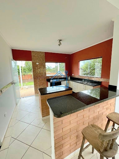 Casa térrea com amplo gramado no Resid. Village Ipanema I
