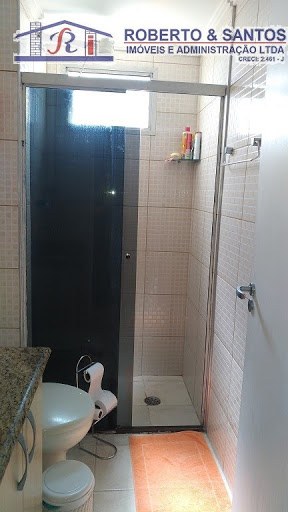 Wc com gabinete, armário e Box de Vidro