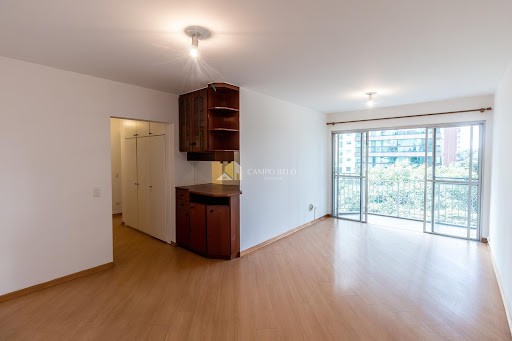 Apartamento no Campo Belo com 3 dormitórios sendo 1 suíte, 3 banheiros, 2 vagas, varanda, vista livre, ótima localização, locação 95m² 